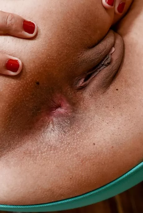 Чернокожая любительница Милли Стоун оттягивает половые губки и сосет собственные пальцы