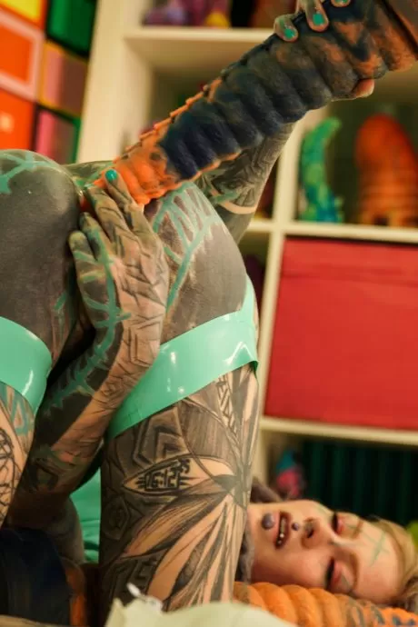 Модификатор тела Anuskatzz вставляет большой фаллоимитатор в ее анальную полость