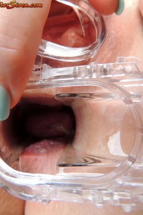 Толстая любительница Ди Сирен демонстрирует свою выпирающую задницу во внутреннем дворике в тени