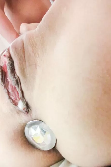 Рика Минамино с крючковатым носом получает отсосанный пенис в своем укромном уголке