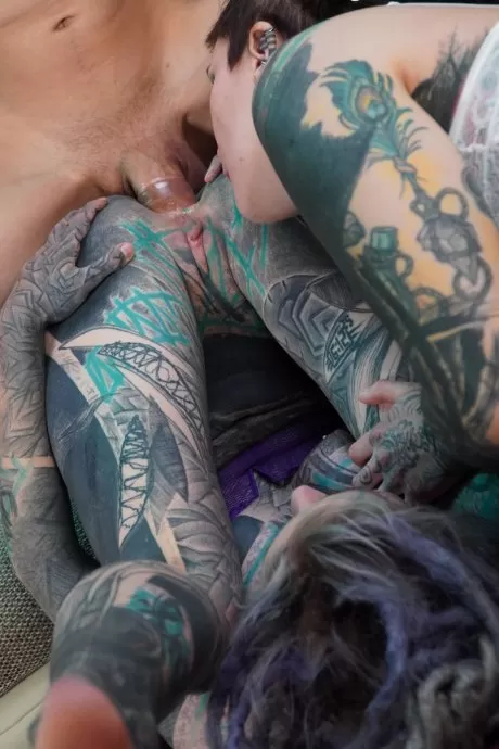 Сильно татуированные девушки занимаются анальной игрой во время секса GGB на диване