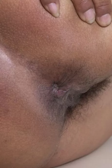 Негритянка-первокурсница Дивайн раздвигает свою волосатую киску после того, как полностью разделась