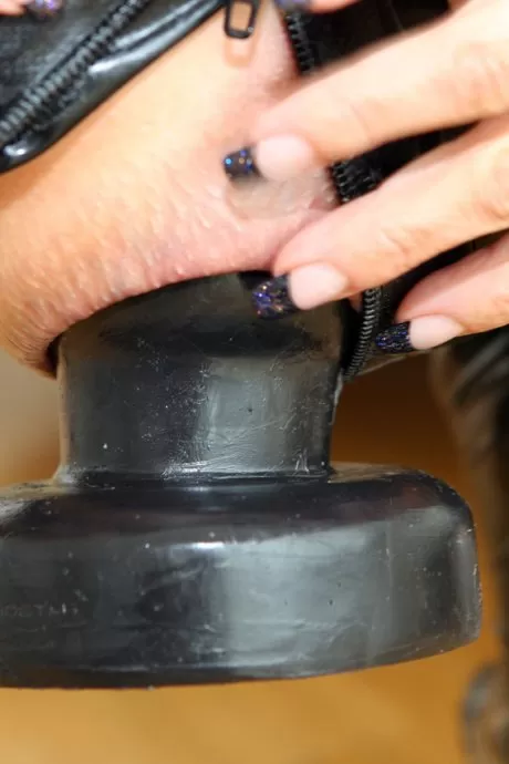 Темноволосая женщина вставляет огромную анальную пробку перед тем, как раздвинуть ее анус